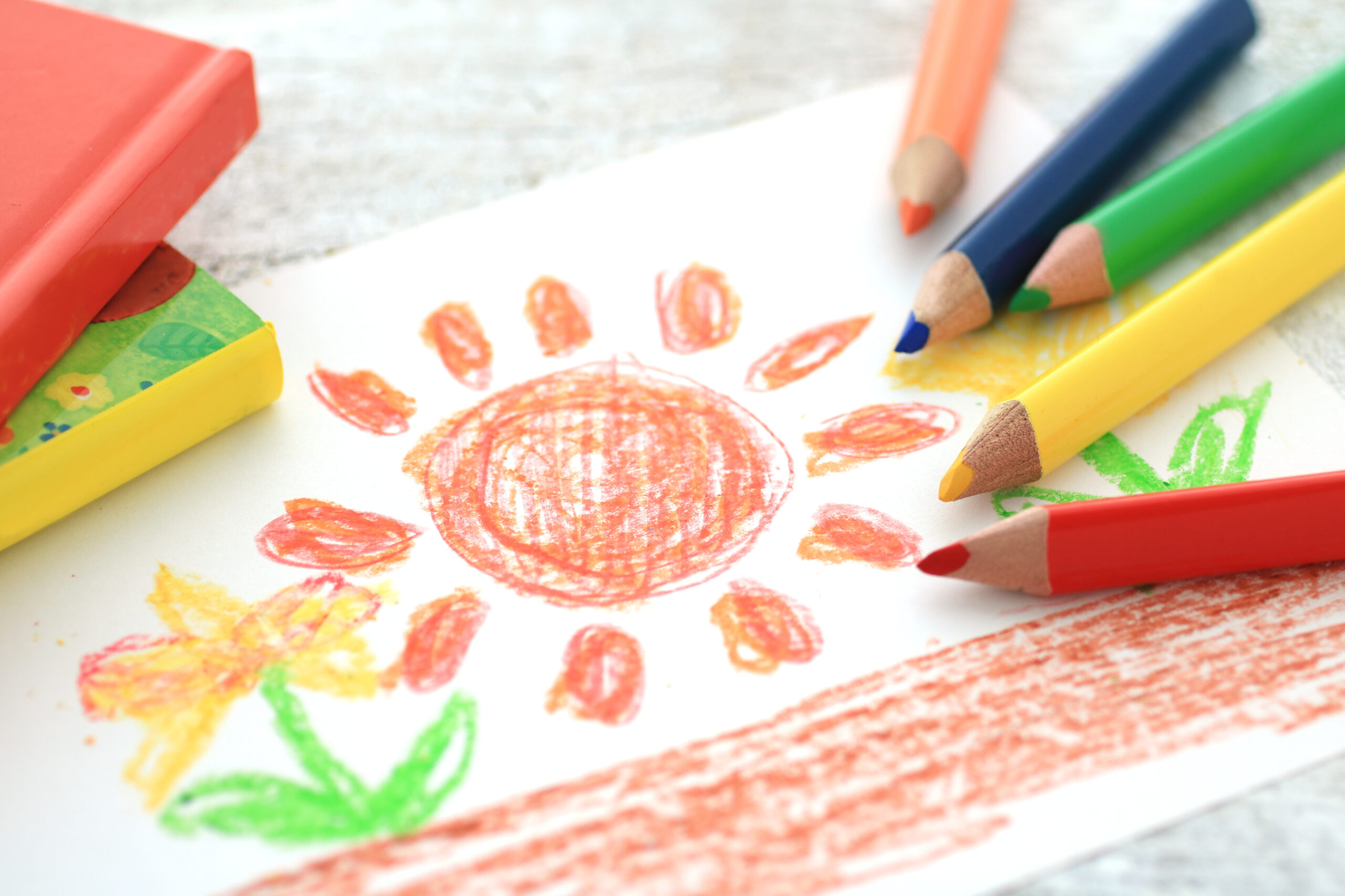 お絵かきと色鉛筆を使って子供の才能を伸ばす