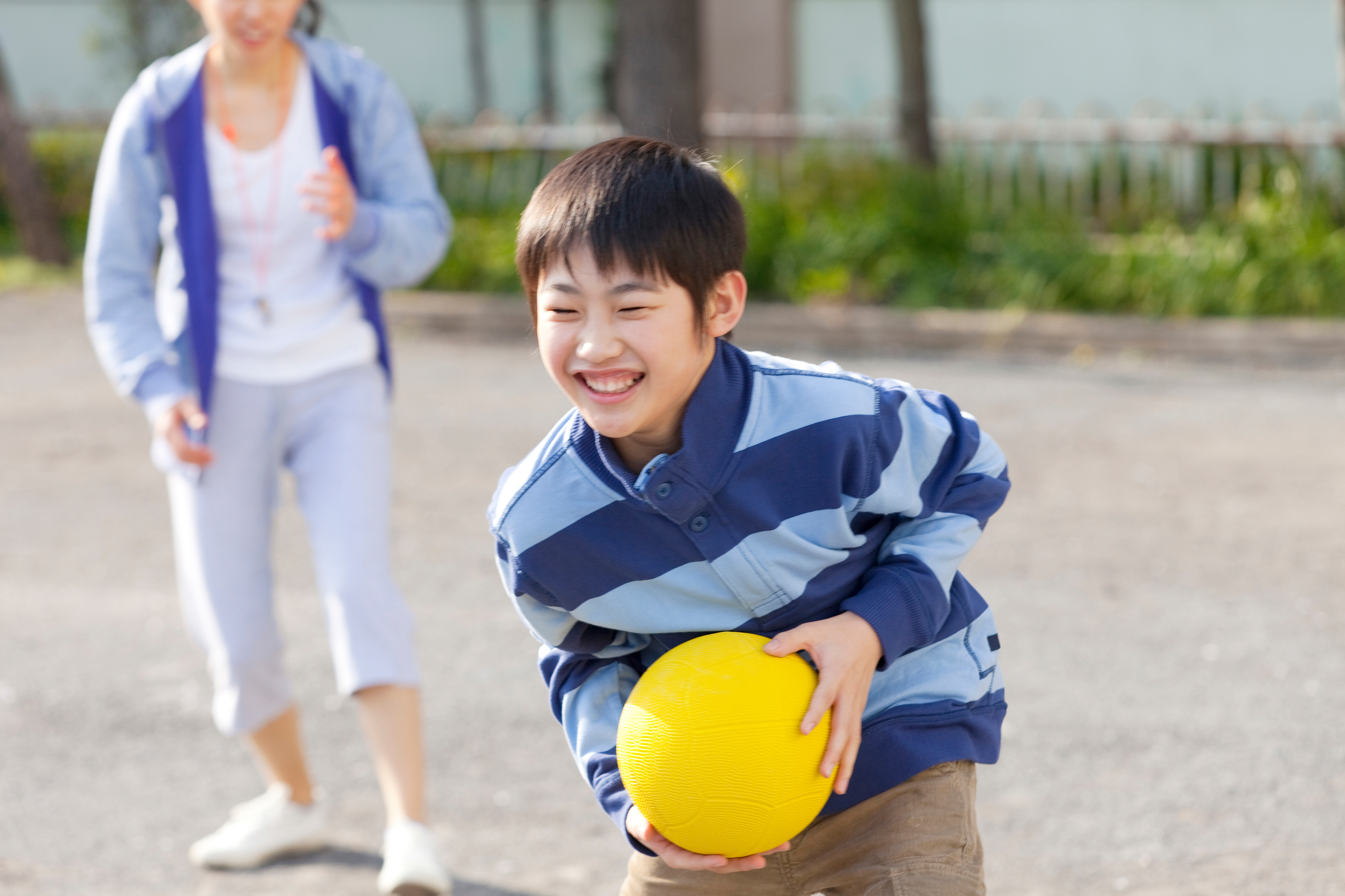 ドッジボールをする小学生女子
