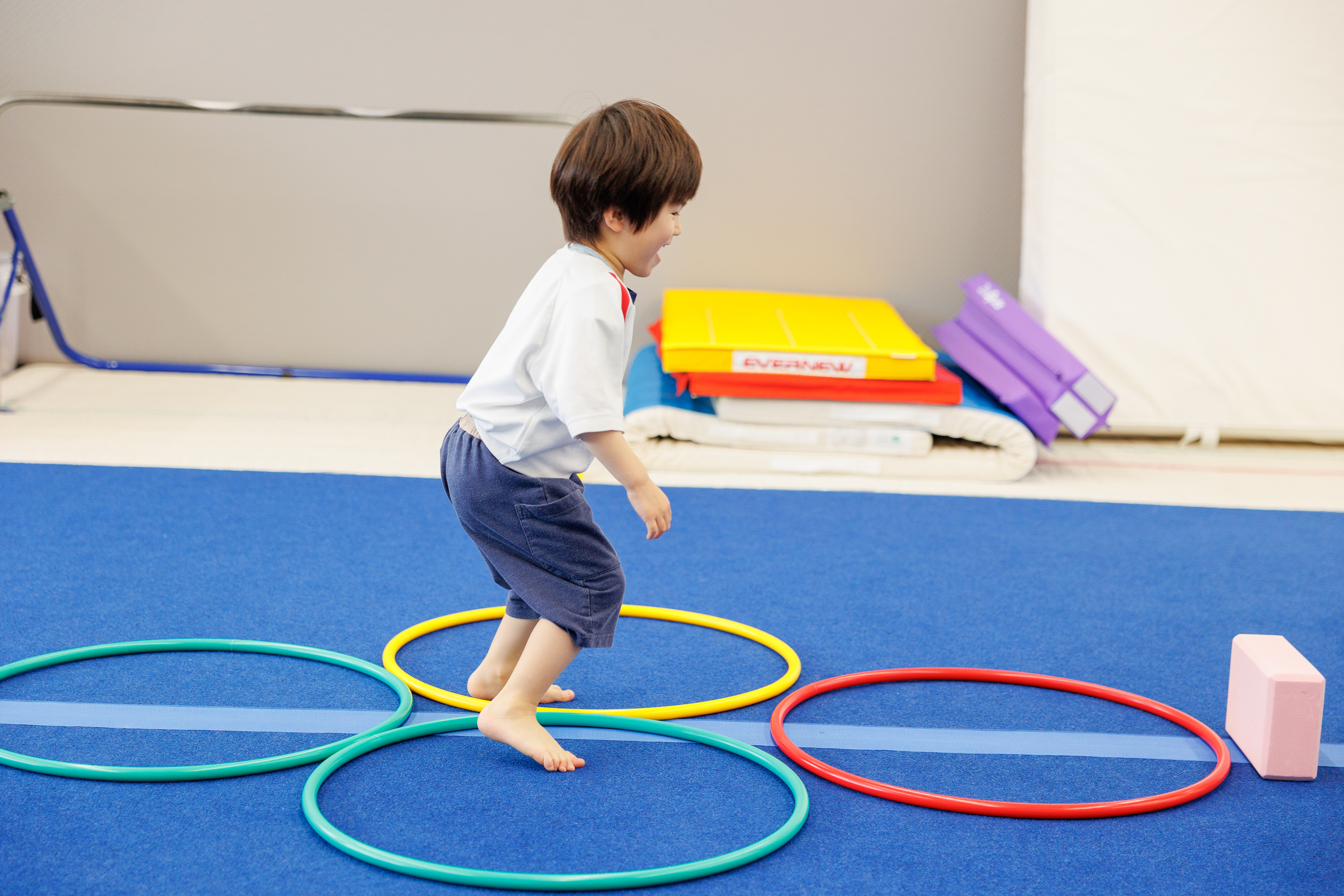 体操教室で運動遊びをする男の子